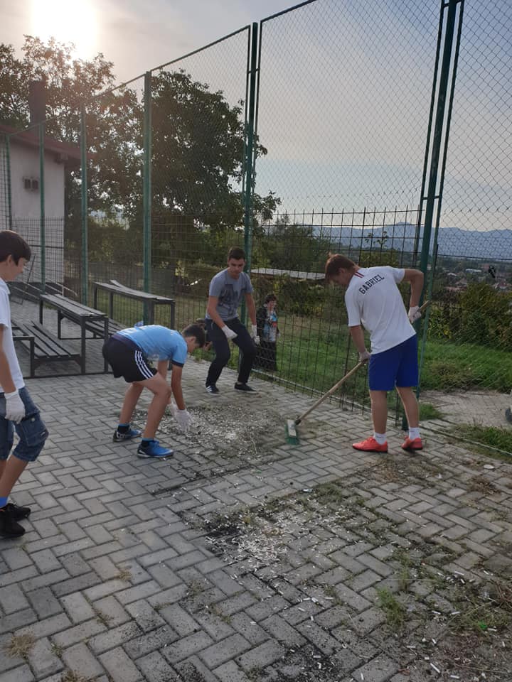 flashmob-curatenie-scoala-poduri