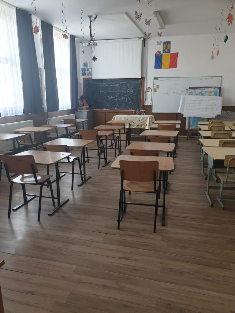 scoala-bucsesti-poduri-dotari-video-proiector-ecran scoala-bucsesti-poduri-dotari-video-proiector-ecran